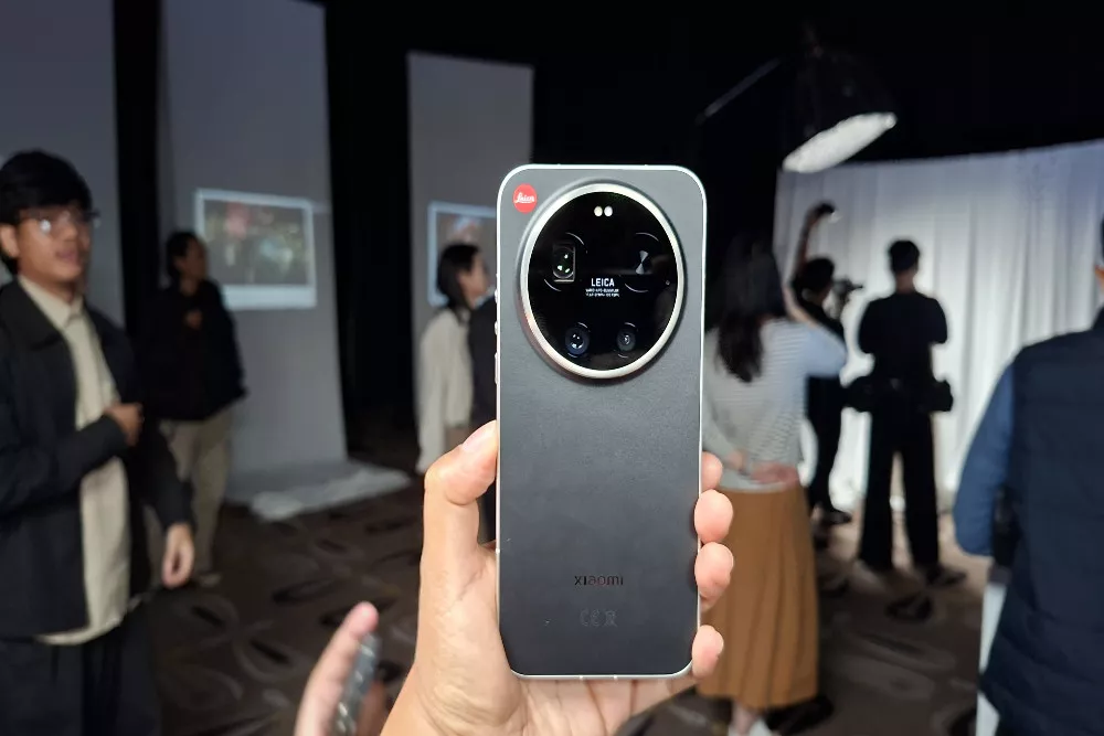 Seseorang memegang smartphone Xiaomi 17 Ultra varian hitam dengan modul kamera besar Leica saat acara peluncuran resmi di Indonesia.