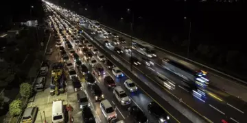 Pemandangan udara kemacetan parah di jalan tol pada malam hari saat arus mudik lebaran.