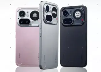Tiga unit Nothing Phone 4a Pro dalam varian warna Pink, Abu-abu, dan Hitam menunjukkan desain modul kamera belakang yang unik dengan layar dot matrix.