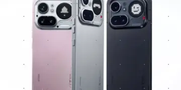 Tiga unit Nothing Phone 4a Pro dalam varian warna Pink, Abu-abu, dan Hitam menunjukkan desain modul kamera belakang yang unik dengan layar dot matrix.