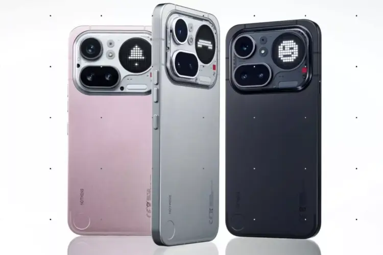 Tiga unit Nothing Phone 4a Pro dalam varian warna Pink, Abu-abu, dan Hitam menunjukkan desain modul kamera belakang yang unik dengan layar dot matrix.