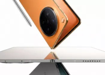 Samping tipis OPPO Find N6 Blossom Orange dengan dukungan OPPO AI Pen melayang di atas layar lipat yang terbuka lebar.