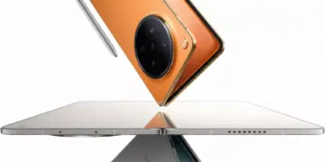 Samping tipis OPPO Find N6 Blossom Orange dengan dukungan OPPO AI Pen melayang di atas layar lipat yang terbuka lebar.
