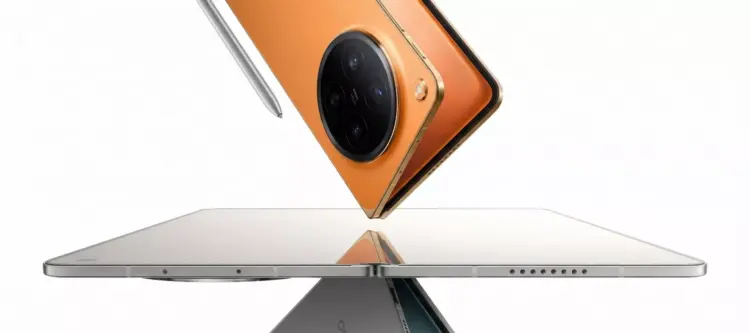 Samping tipis OPPO Find N6 Blossom Orange dengan dukungan OPPO AI Pen melayang di atas layar lipat yang terbuka lebar.