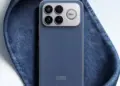 Tampilan close-up panel belakang Redmi K90 Ultra berwarna biru denim, menonjolkan modul kamera besar dengan empat lensa dan grill kipas pendingin aktif berwarna perak, sebagian tertutup kain biru.