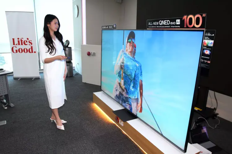 Model sedang memperagakan TV Mini LED 100 Inci LG QNED evo AI terbaru yang memberikan pengalaman bioskop di rumah.