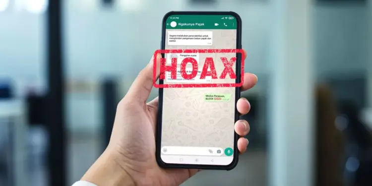 Ilustrasi tangan memegang ponsel yang menampilkan chat WhatsApp penipuan pajak dengan stempel "HOAX" berwarna merah.