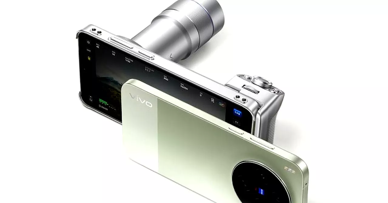 Penampakan Vivo X300 Ultra varian warna sage green dengan lensa telephoto eksternal Zeiss yang terpasang pada rig kamera profesional.