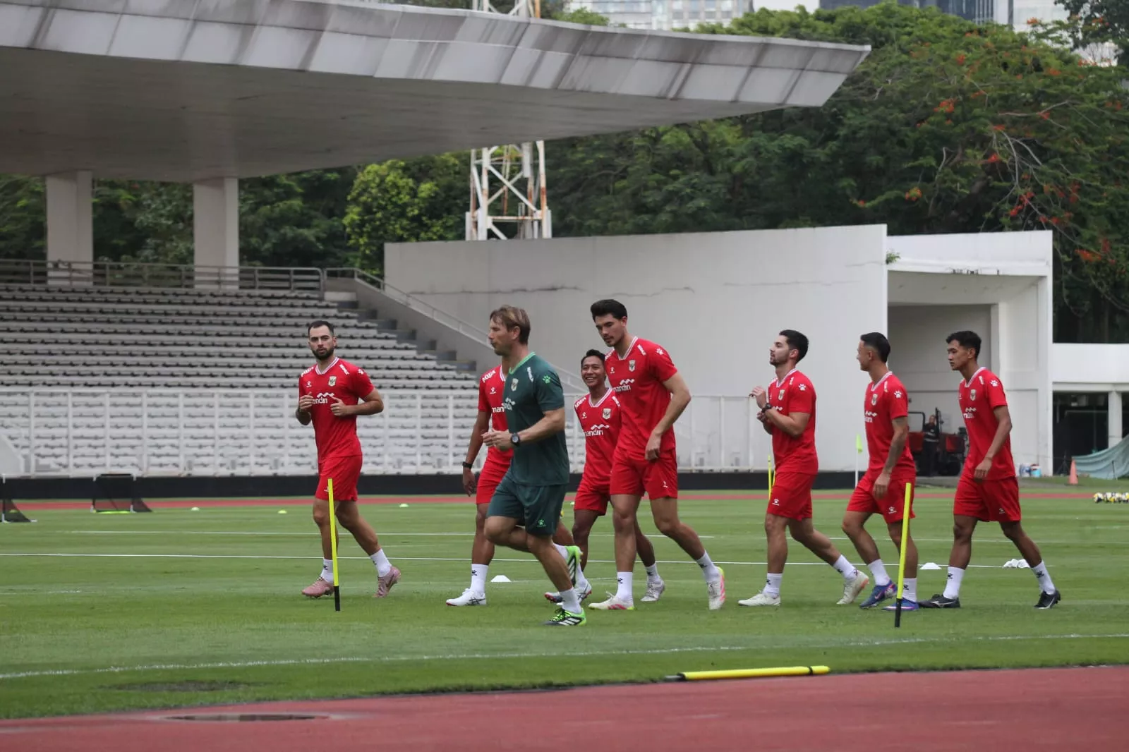 Skuad Timnas Indonesia sedang menjalani sesi latihan resmi di lapangan jelang pertandingan FIFA Series 2026 melawan Saint Kitts and Nevis.