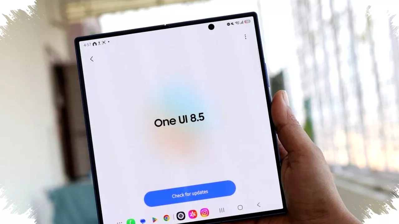 Samsung Galaxy Z Fold 7 dengan layar terbuka menampilkan halaman update One UI 8.5.