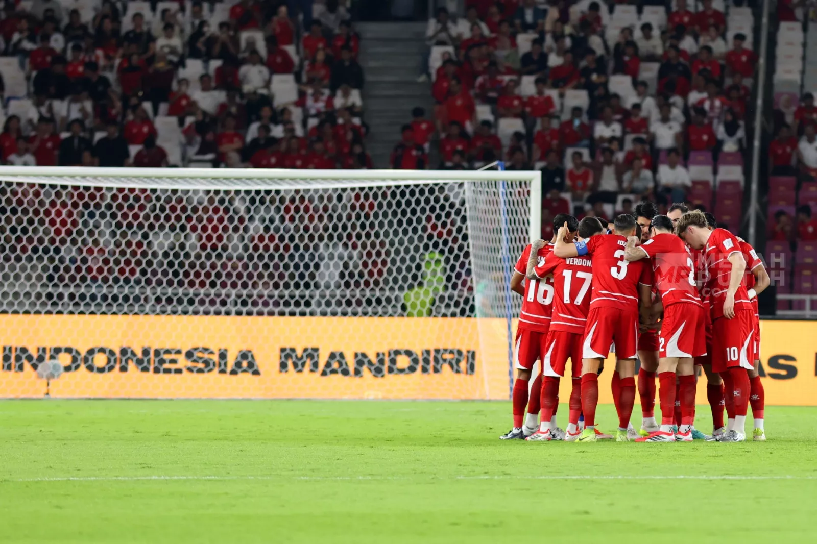 Skuad Timnas Indonesia melakukan huddle atau koordinasi tim di lapangan sebelum laga Final FIFA Series 2026 melawan Bulgaria.