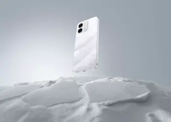 Desain bodi belakang OPPO A6s berwarna putih dengan tekstur gelombang halus menyerupai kerang mutiara yang melayang di atas permukaan salju.