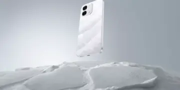 Desain bodi belakang OPPO A6s berwarna putih dengan tekstur gelombang halus menyerupai kerang mutiara yang melayang di atas permukaan salju.