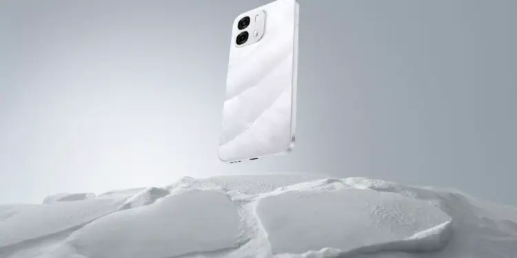 Desain bodi belakang OPPO A6s berwarna putih dengan tekstur gelombang halus menyerupai kerang mutiara yang melayang di atas permukaan salju.