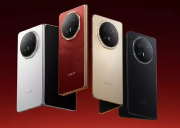 Empat varian warna Honor Magic V6, yaitu putih, merah kulit, emas, dan hitam, menunjukkan desain lipat yang tipis.