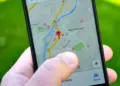 Cara melacak lokasi pasangan menggunakan fitur berbagi lokasi di Google Maps pada layar iPhone 17 terbaru.