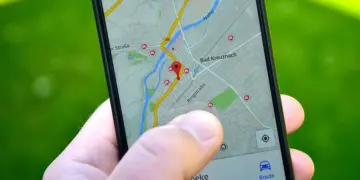 Cara melacak lokasi pasangan menggunakan fitur berbagi lokasi di Google Maps pada layar iPhone 17 terbaru.