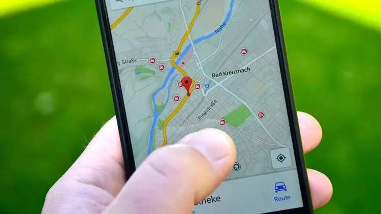 Cara melacak lokasi pasangan menggunakan fitur berbagi lokasi di Google Maps pada layar iPhone 17 terbaru.