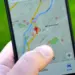 Cara melacak lokasi pasangan menggunakan fitur berbagi lokasi di Google Maps pada layar iPhone 17 terbaru.