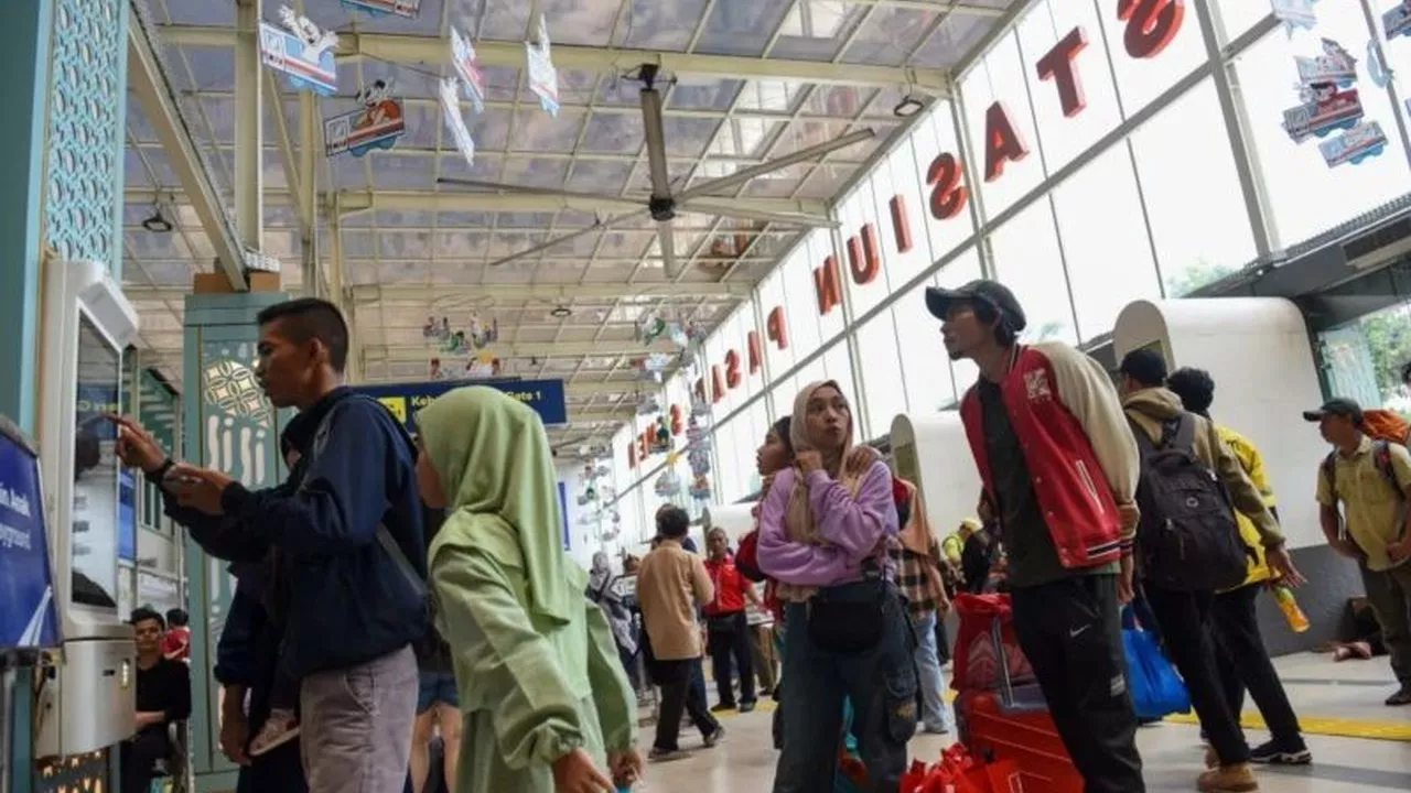 Ilustrasi teknologi chipset AI modern yang digunakan untuk sistem navigasi dan prediksi macet mudik 2026.