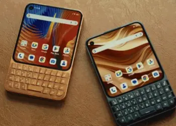 Dua unit smartphone Titan 2 Elite varian warna hitam dan rose gold yang dilengkapi keyboard fisik QWERTY bergaya retro.