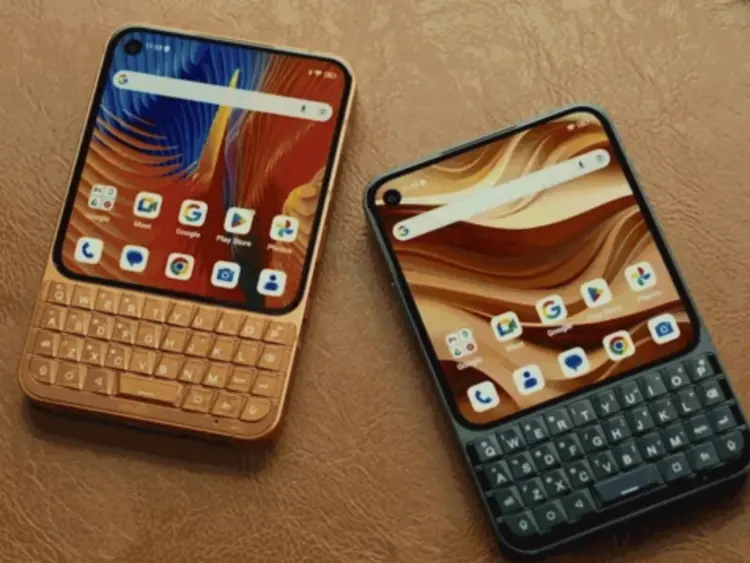 Dua unit smartphone Titan 2 Elite varian warna hitam dan rose gold yang dilengkapi keyboard fisik QWERTY bergaya retro.