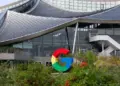 Gedung kantor Google Bay View dengan logo G besar di depannya, tempat inovasi teknologi TurboQuant dikembangkan.