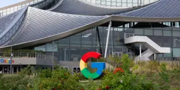 Gedung kantor Google Bay View dengan logo G besar di depannya, tempat inovasi teknologi TurboQuant dikembangkan.