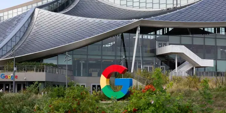 Gedung kantor Google Bay View dengan logo G besar di depannya, tempat inovasi teknologi TurboQuant dikembangkan.