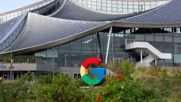Gedung kantor Google Bay View dengan logo G besar di depannya, tempat inovasi teknologi TurboQuant dikembangkan.