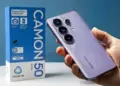 Hands-on smartphone Tecno Camon 50 Ultra warna ungu dengan kotak ritel yang menunjukkan fitur Super-Zoom FlashSnap dan baterai 6500mAh.