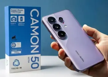 Hands-on smartphone Tecno Camon 50 Ultra warna ungu dengan kotak ritel yang menunjukkan fitur Super-Zoom FlashSnap dan baterai 6500mAh.