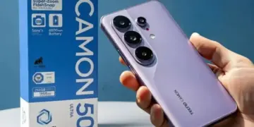 Hands-on smartphone Tecno Camon 50 Ultra warna ungu dengan kotak ritel yang menunjukkan fitur Super-Zoom FlashSnap dan baterai 6500mAh.