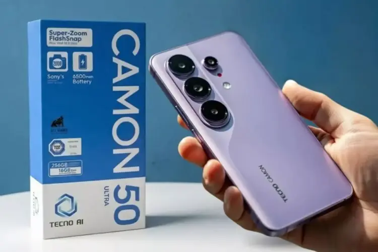 Hands-on smartphone Tecno Camon 50 Ultra warna ungu dengan kotak ritel yang menunjukkan fitur Super-Zoom FlashSnap dan baterai 6500mAh.