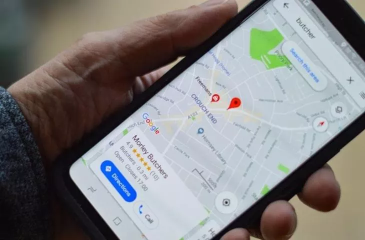 Tampilan detail rute dan alamat di Google Maps pada iPhone 17 untuk melacak keberadaan pasangan dengan akurat.