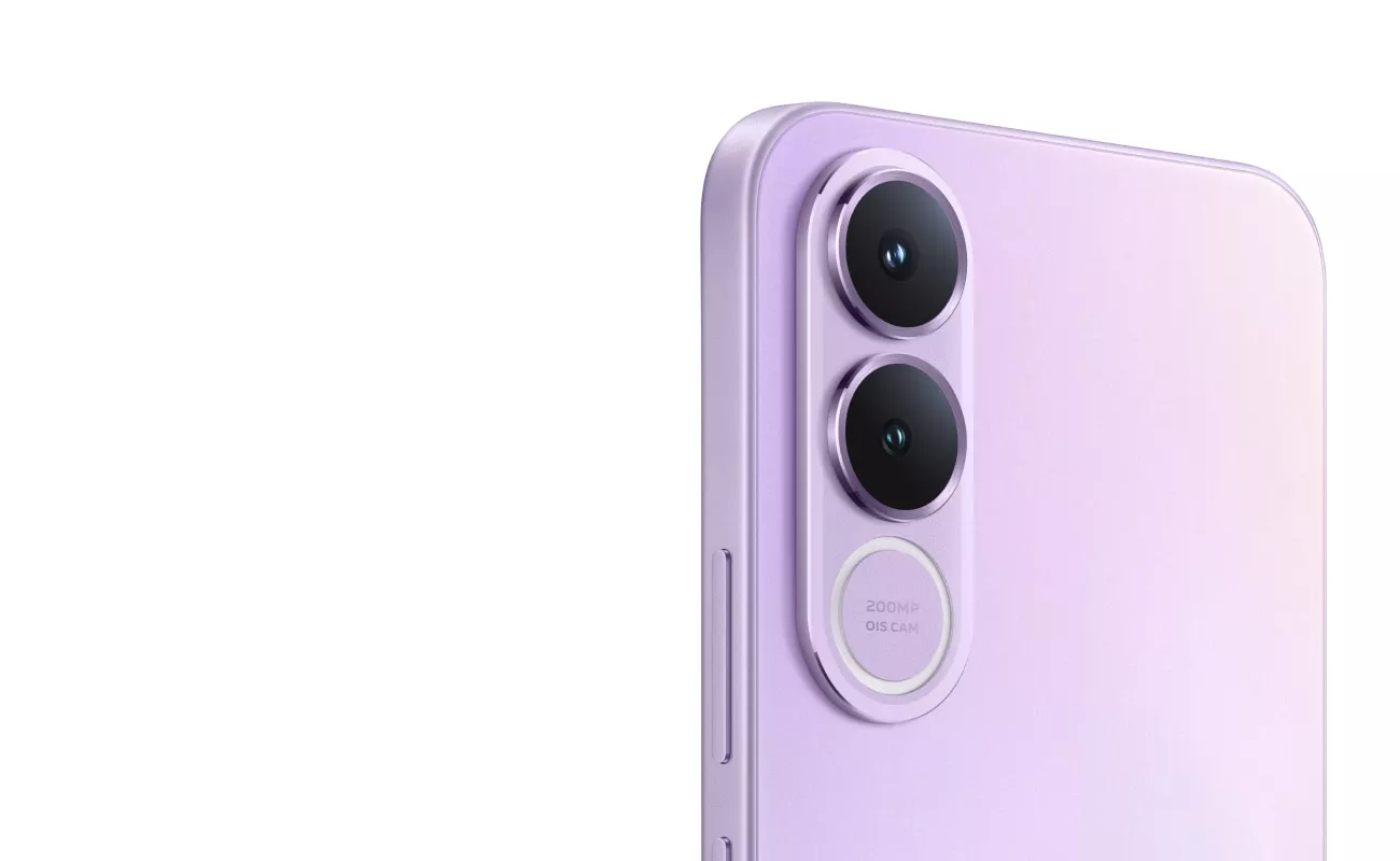 Detail dekat modul kamera belakang Vivo V70 warna ungu dengan keterangan sensor 200MP OIS Camera.