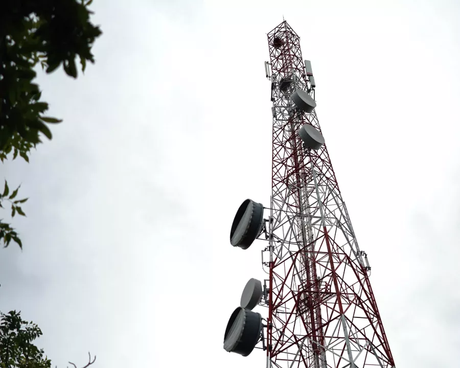 Menara telekomunikasi (Base Transceiver Station) dengan perangkat RAN Ericsson untuk memperluas jangkauan 5G.