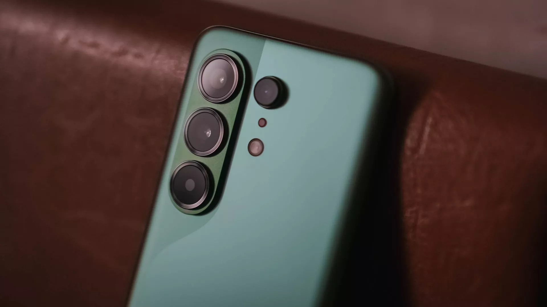 Detail modul kamera belakang Tecno Camon 50 Ultra yang menggunakan sensor Sony dan lensa zoom optik 3x.