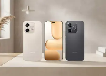 Tiga unit Honor 600 Lite yang diletakkan di atas meja dalam suasana interior minimalis, mempertegas kesan gaya hidup modern.