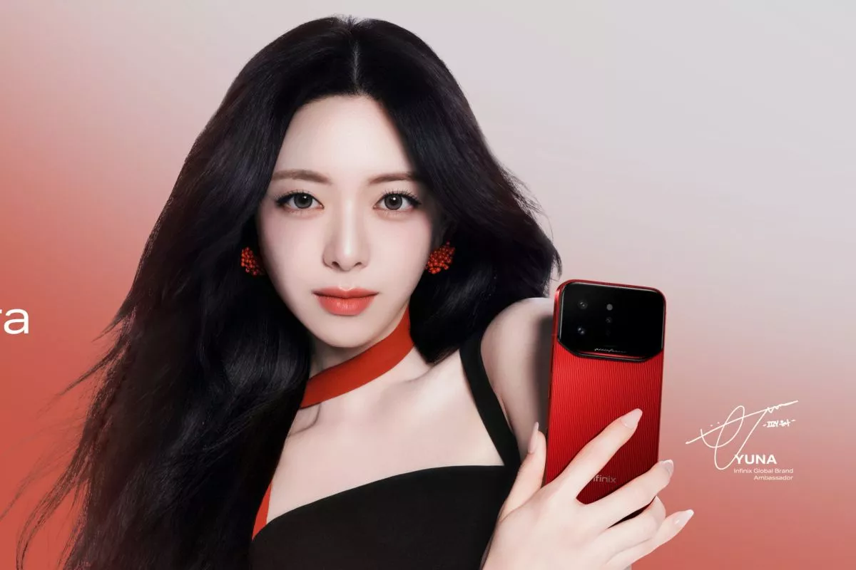 Yuna ITZY sebagai Global Brand Ambassador Infinix memegang Infinix Note 60 Ultra varian warna merah yang berani.