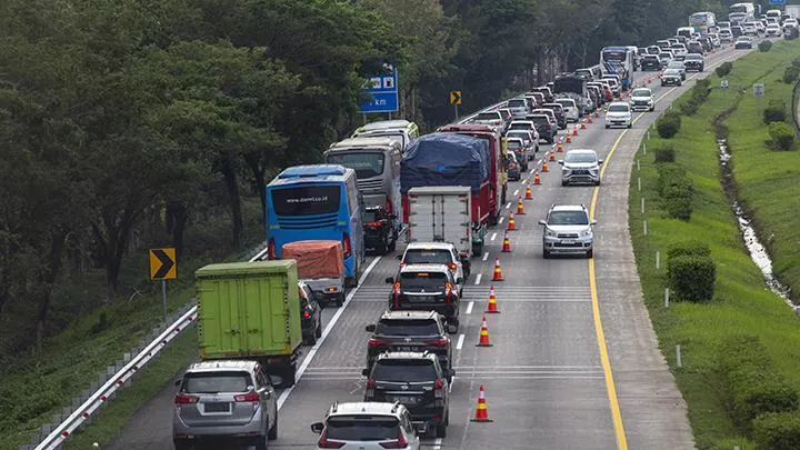 Tampilan antarmuka peta digital smart city dengan indikator jalur merah yang menunjukkan prediksi macet di titik tertentu.