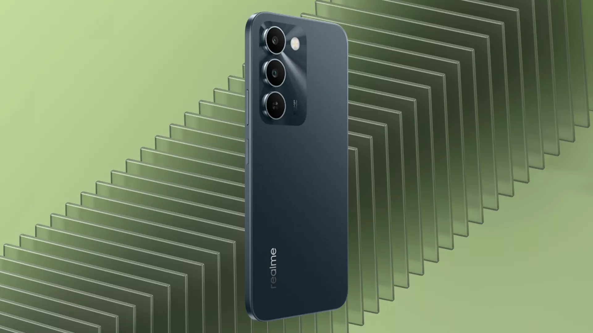 Tampilan estetik bagian belakang Realme C100 5G warna hitam dengan latar belakang dekoratif kaca hijau.