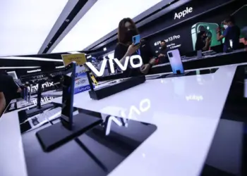 Suasana di dalam gerai resmi Vivo yang menampilkan unit demo Vivo Y21 dan Y11 di atas meja pameran.