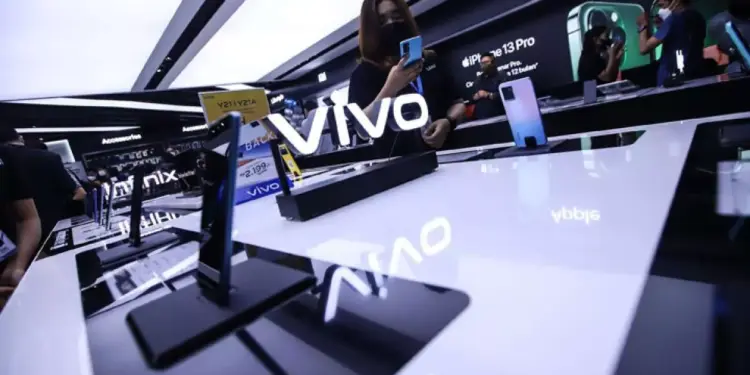 Suasana di dalam gerai resmi Vivo yang menampilkan unit demo Vivo Y21 dan Y11 di atas meja pameran.