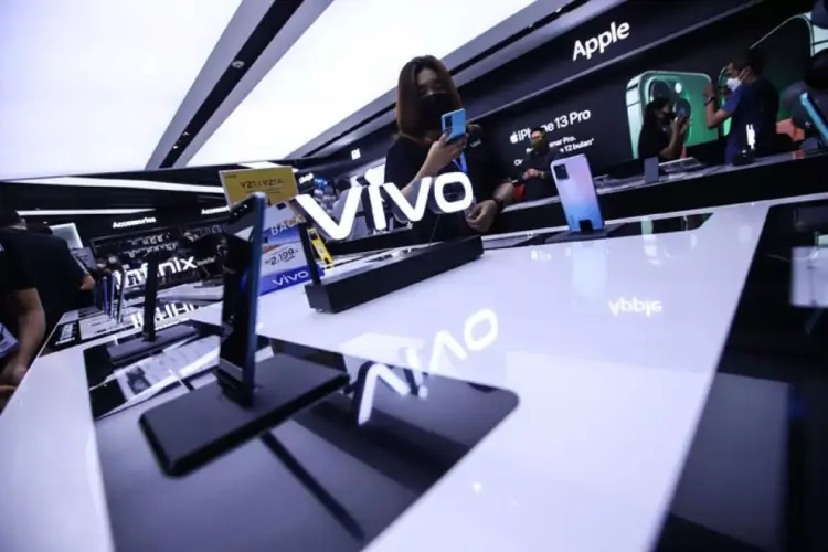 Suasana di dalam gerai resmi Vivo yang menampilkan unit demo Vivo Y21 dan Y11 di atas meja pameran.