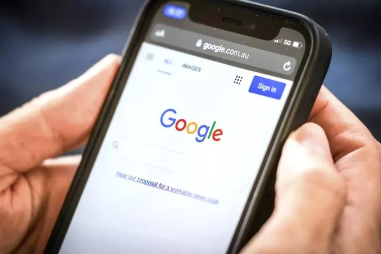 Seseorang menggunakan smartphone untuk mengakses layanan Google yang kini lebih cepat berkat optimasi TurboQuant.