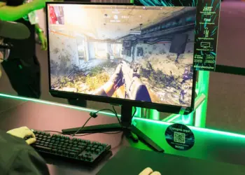 Monitor gaming esports dengan refresh rate 240Hz dan waktu respons 1ms saat digunakan bermain game FPS kompetitif.