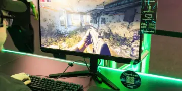 Monitor gaming esports dengan refresh rate 240Hz dan waktu respons 1ms saat digunakan bermain game FPS kompetitif.
