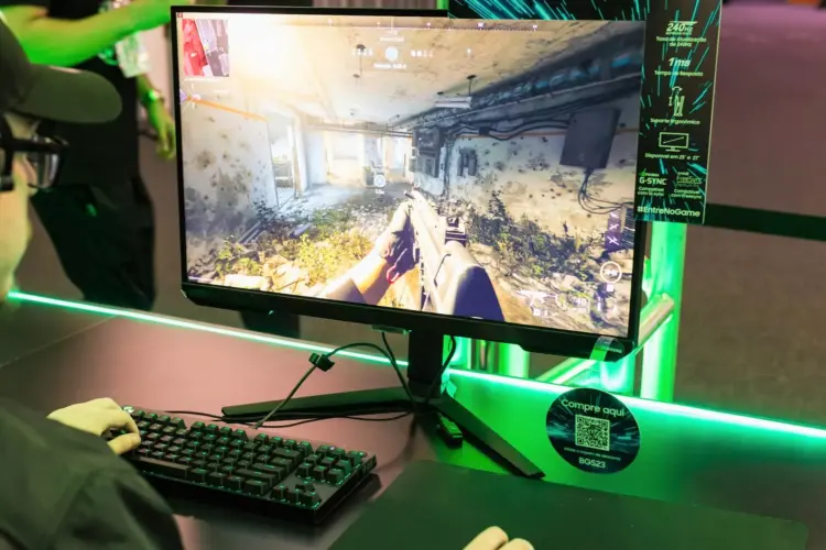 Monitor gaming esports dengan refresh rate 240Hz dan waktu respons 1ms saat digunakan bermain game FPS kompetitif.