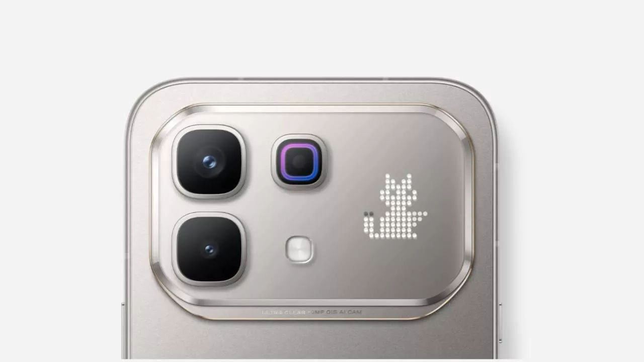 Desain bodi belakang Infinix NOTE 60 Ultra warna silver dengan modul kamera kotak besar yang elegan.